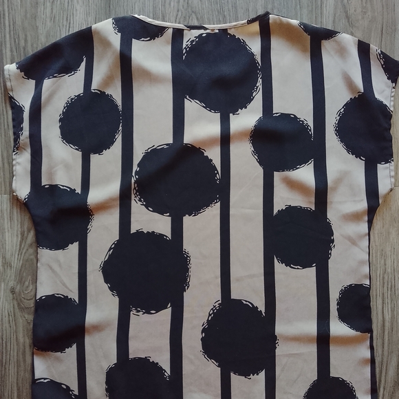 Black and Tan Blouse with Bold Pattern - Picture 3 of 5
